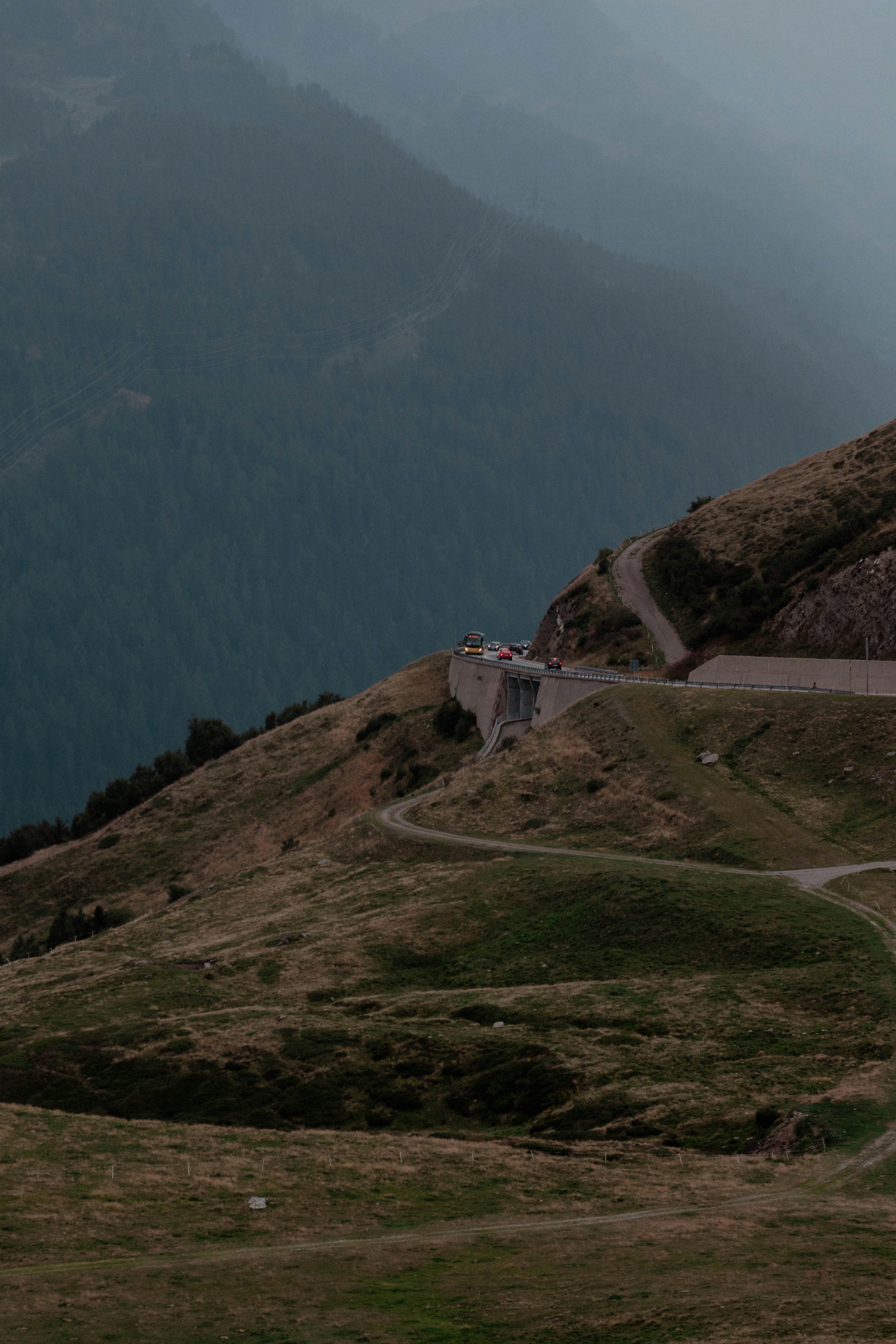 Eine Straße, die durch ein Tal führt