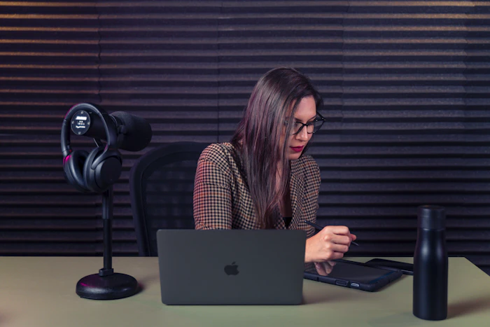 Creadora planificando contenido para un proyecto de comunicación digital