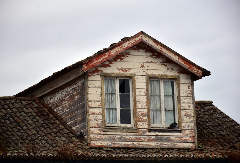 Une maison avec une fenêtre cassée