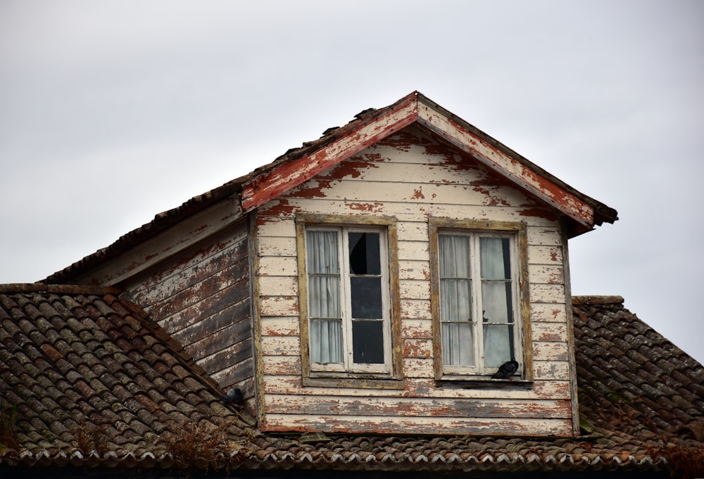 Una casa con una ventana rota