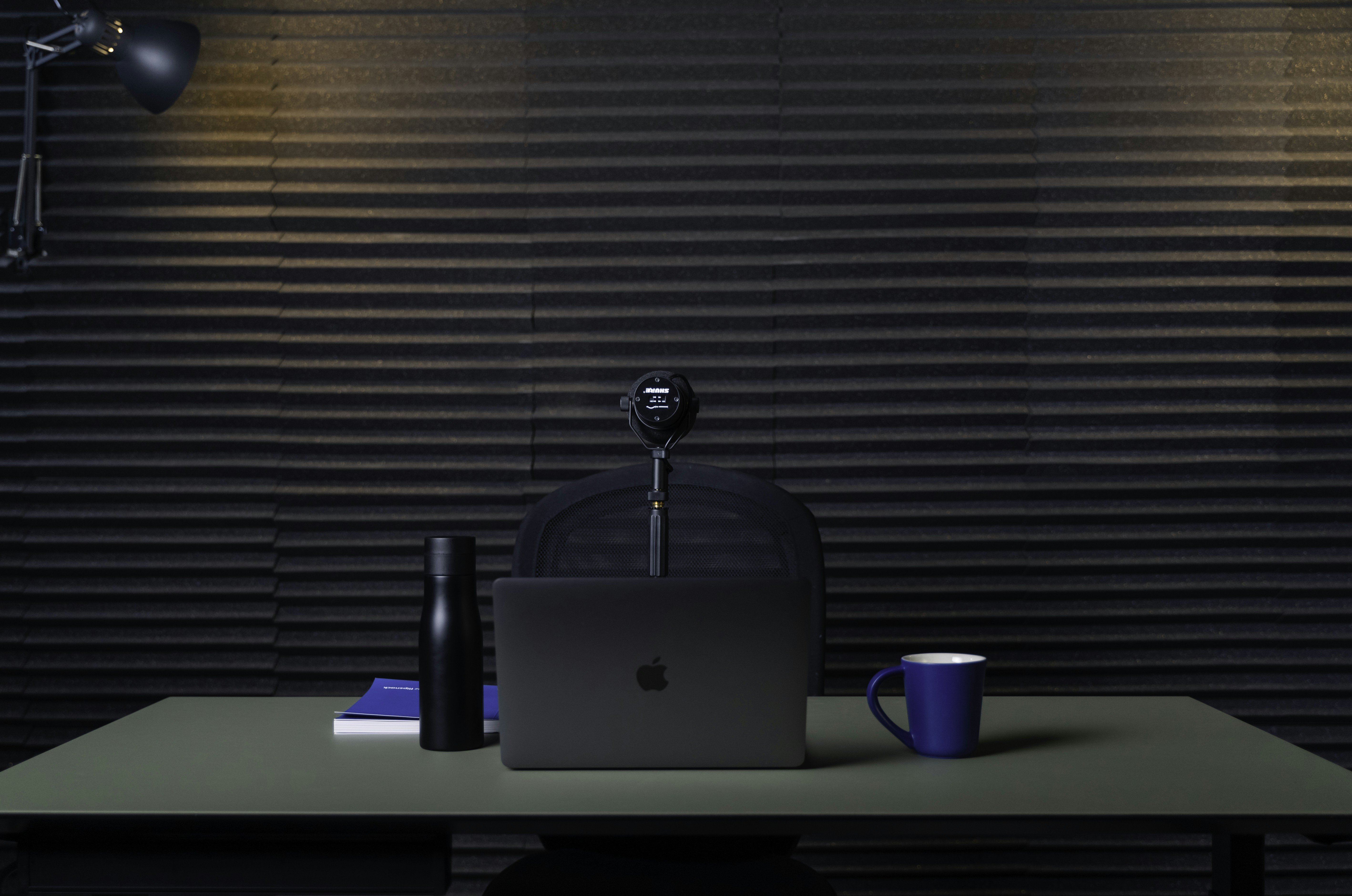 테이블 위의 노트북