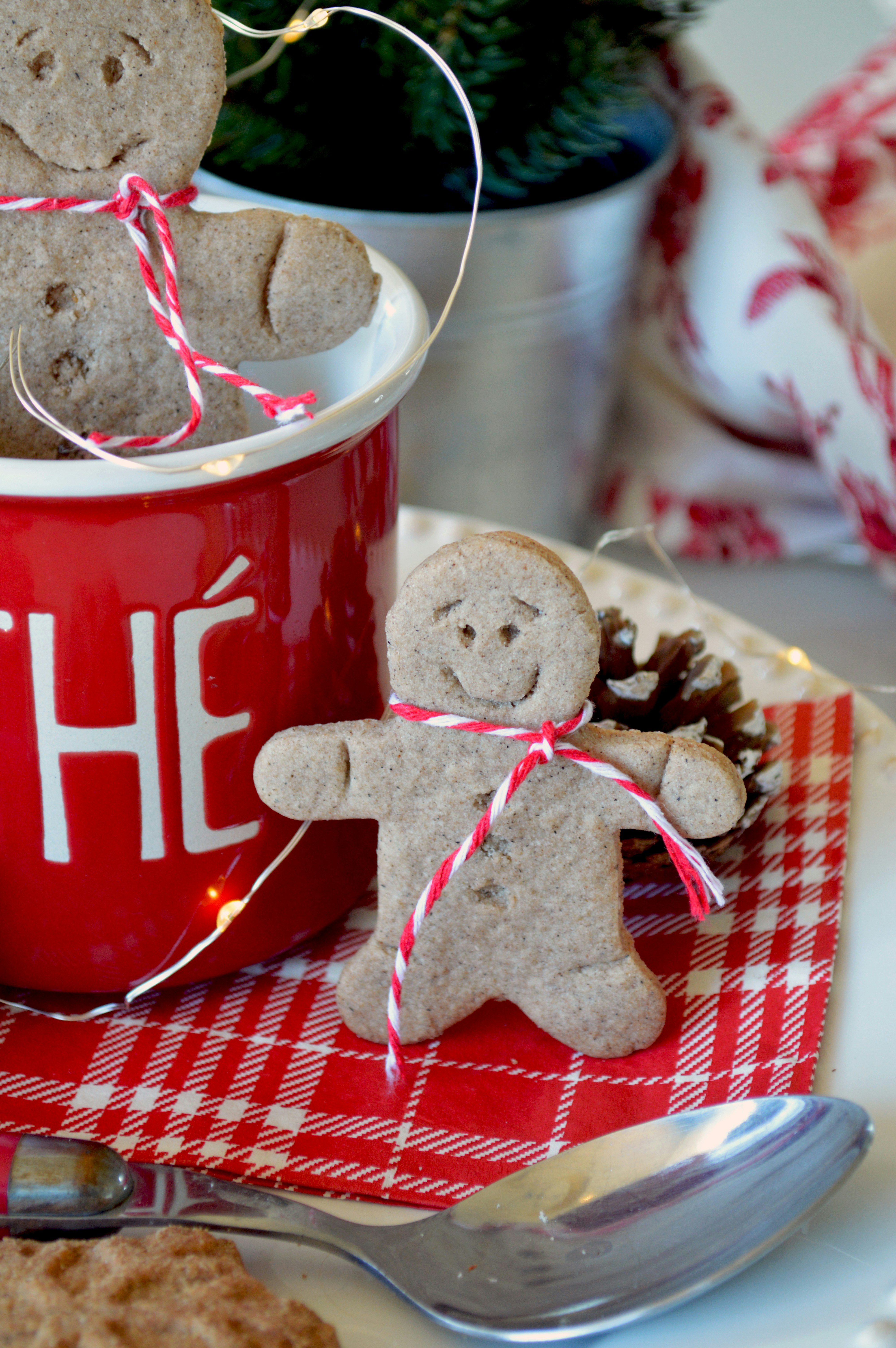 컵 옆에 박제 된 곰