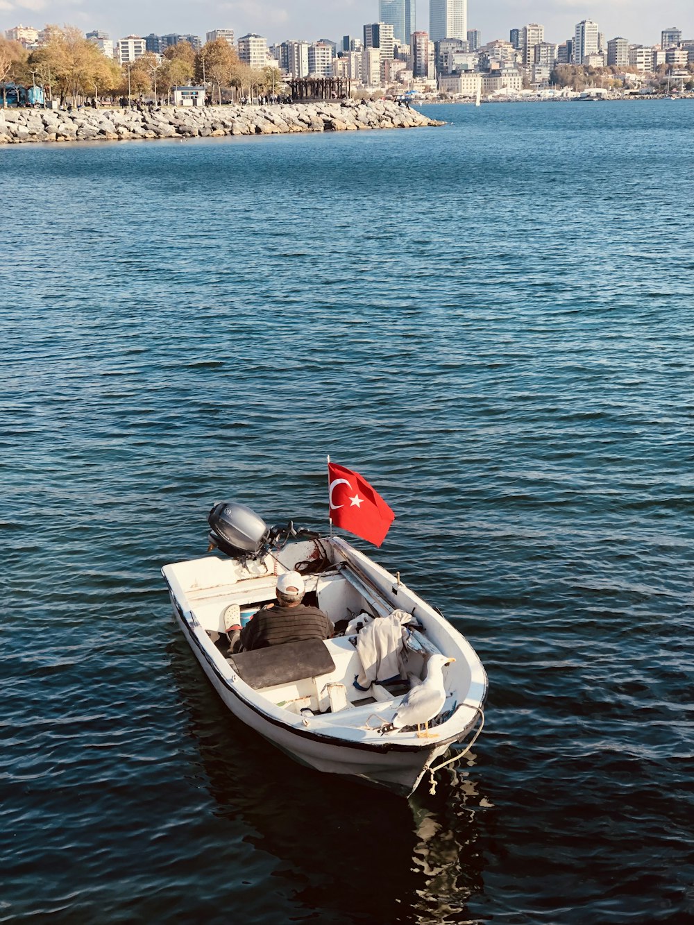 une personne dans un bateau