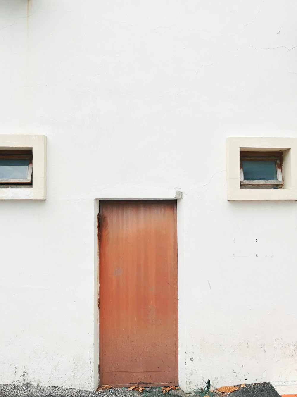 eine Tür mit Fenster