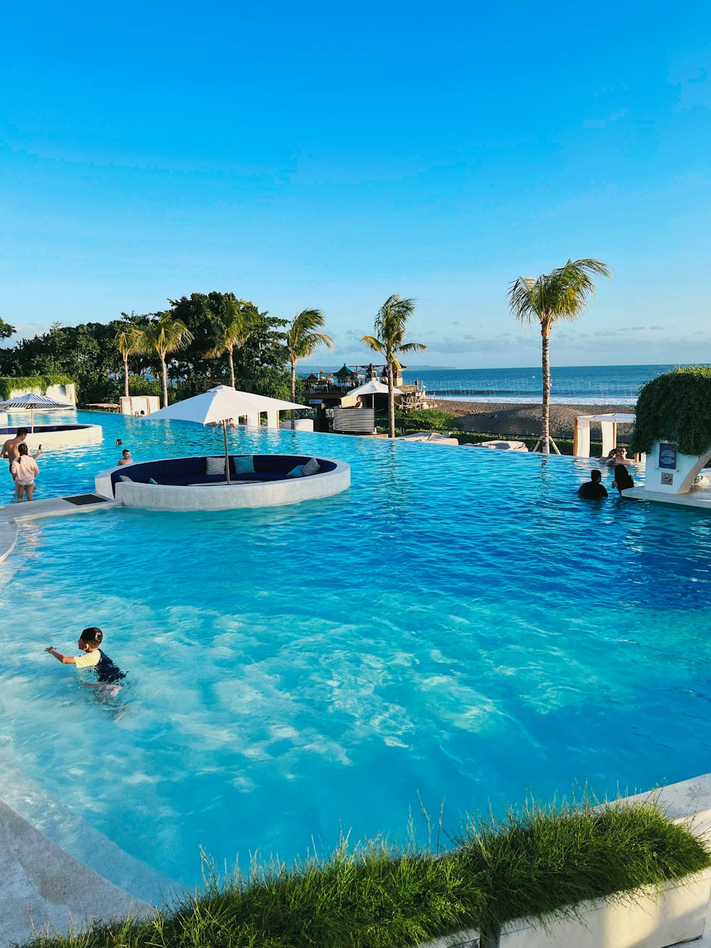 una piscina con persone dentro