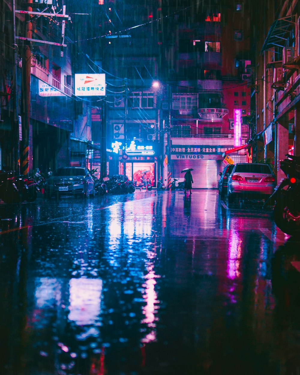 uma rua molhada à noite