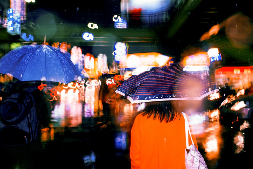 uma pessoa segurando um guarda-chuva