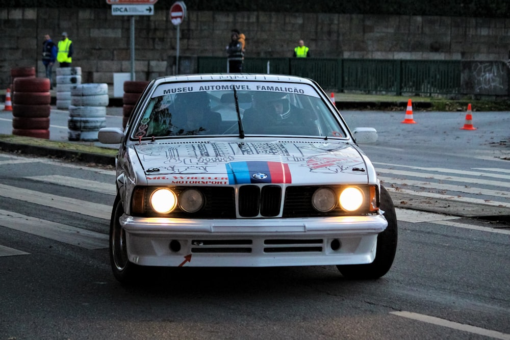 un'auto che guida su una strada