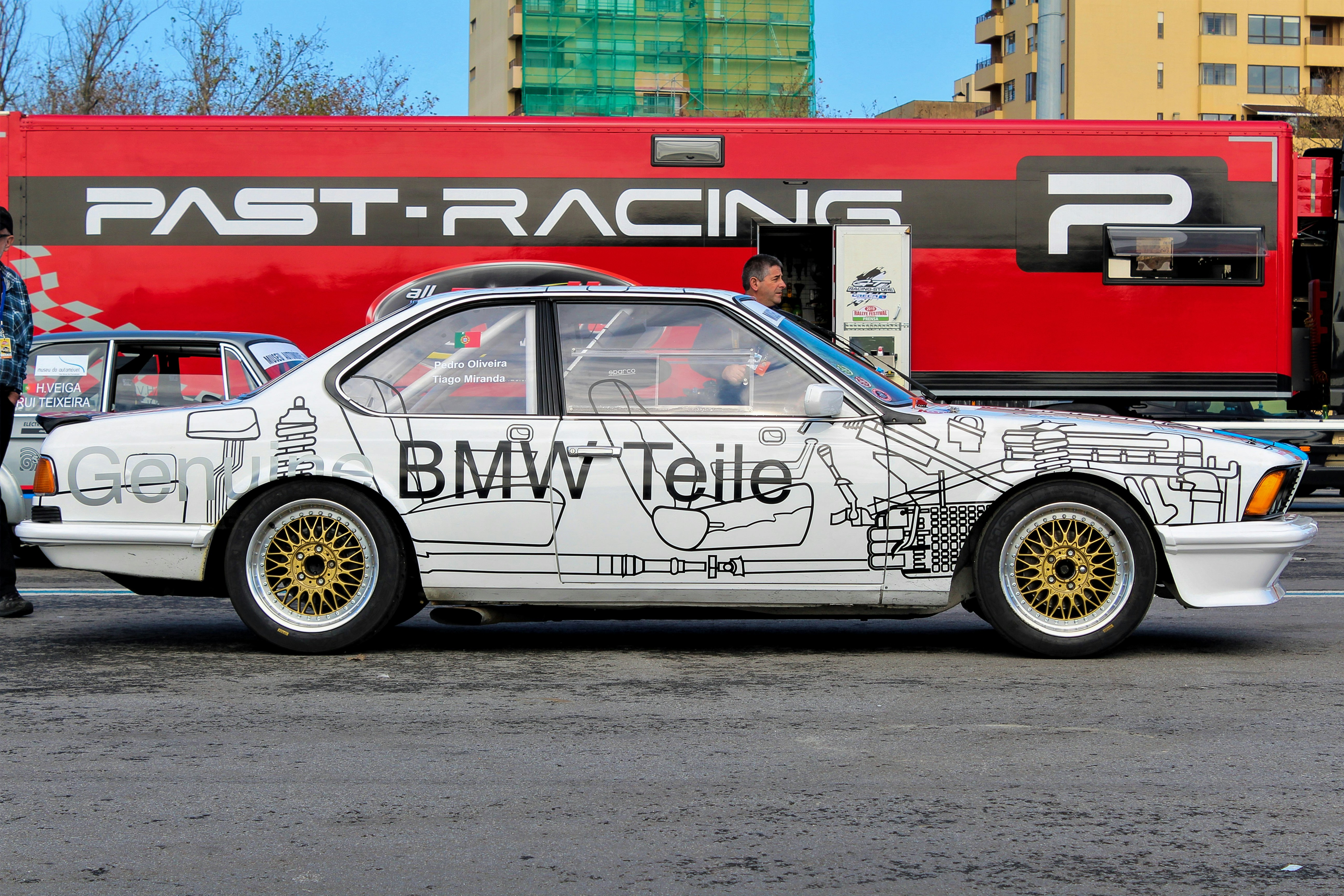 Un'auto bianca con una striscia rossa e nera