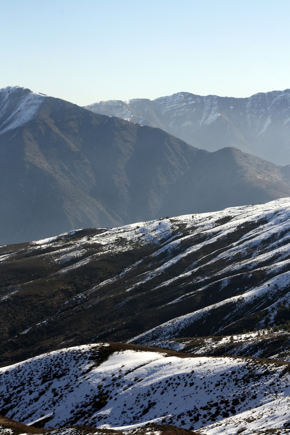 Une chaîne de montagnes enneigée