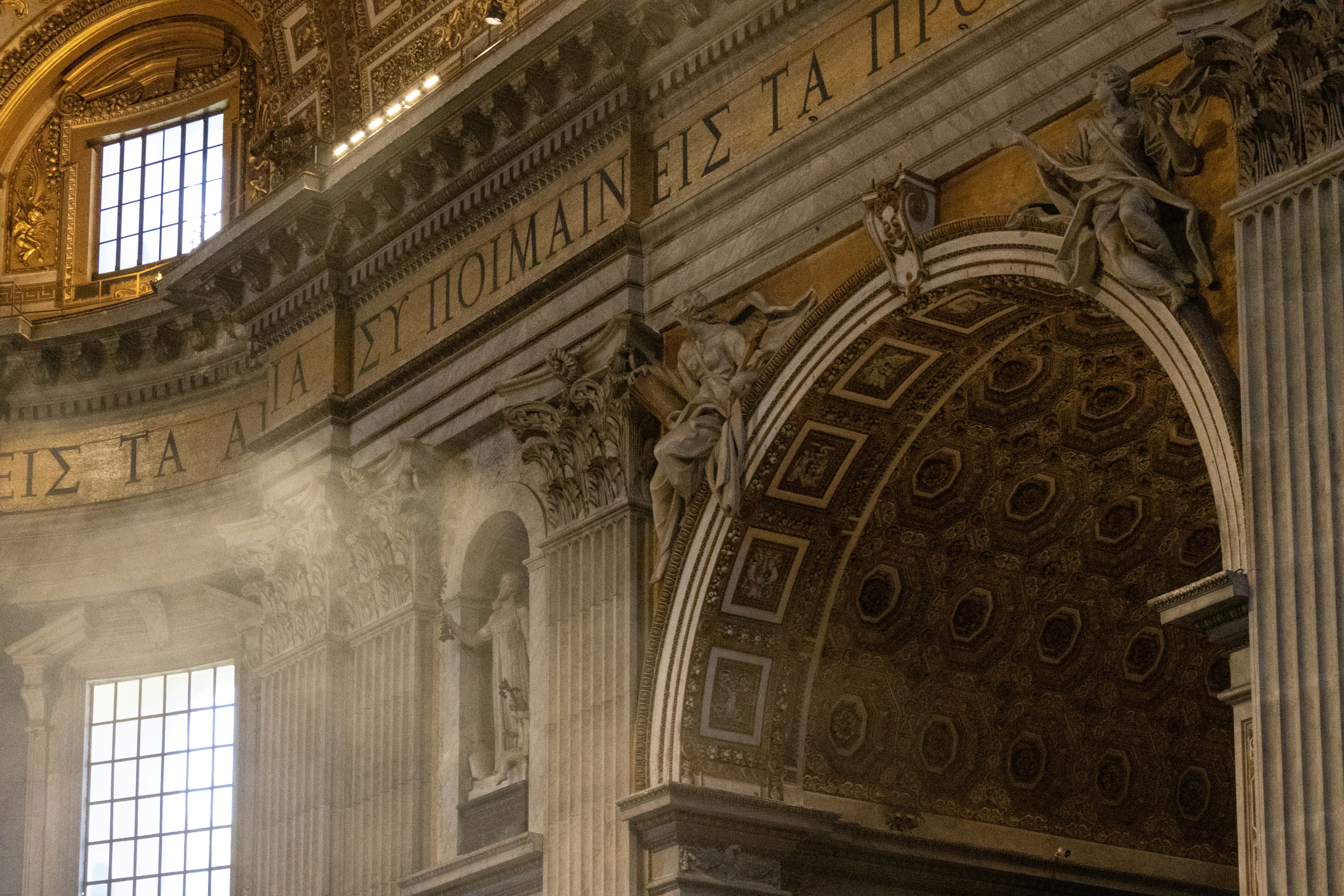 ein großes reich verziertes Gebäude mit Statuen