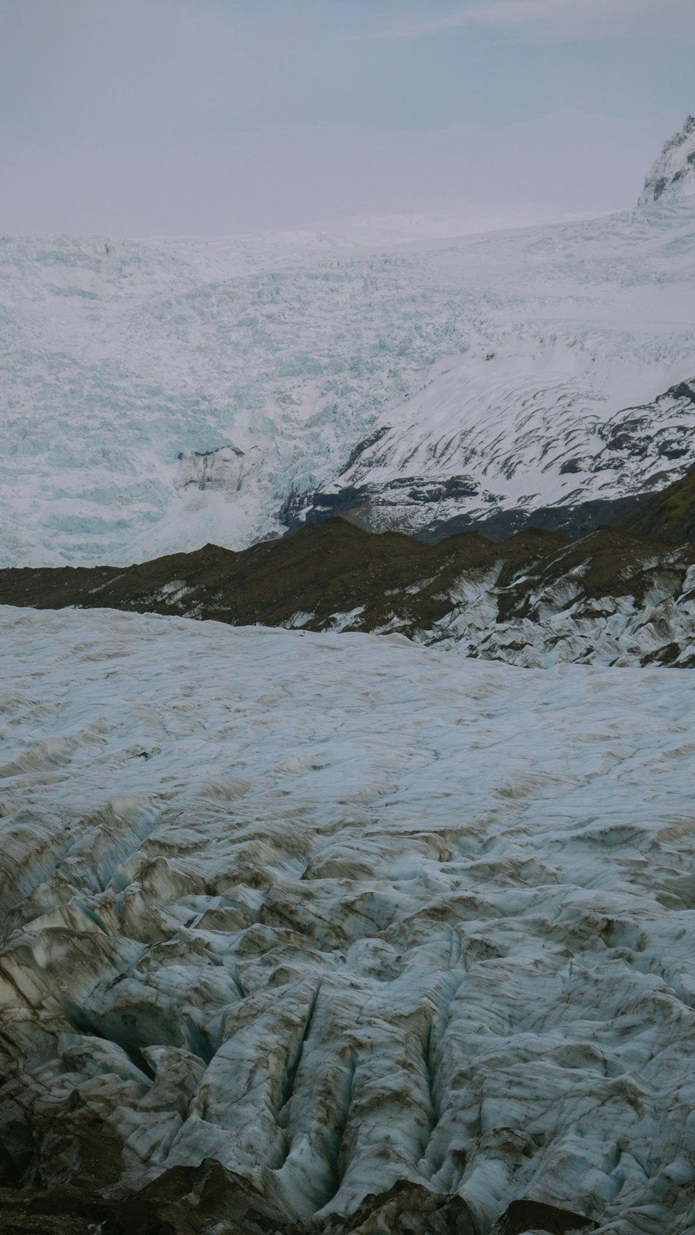 a snowy mountain range