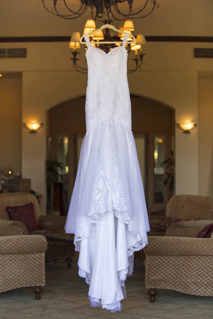 robe de mariée sirène accroche sur un lustre