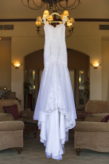 robe de mariée sirène accroche sur un lustre