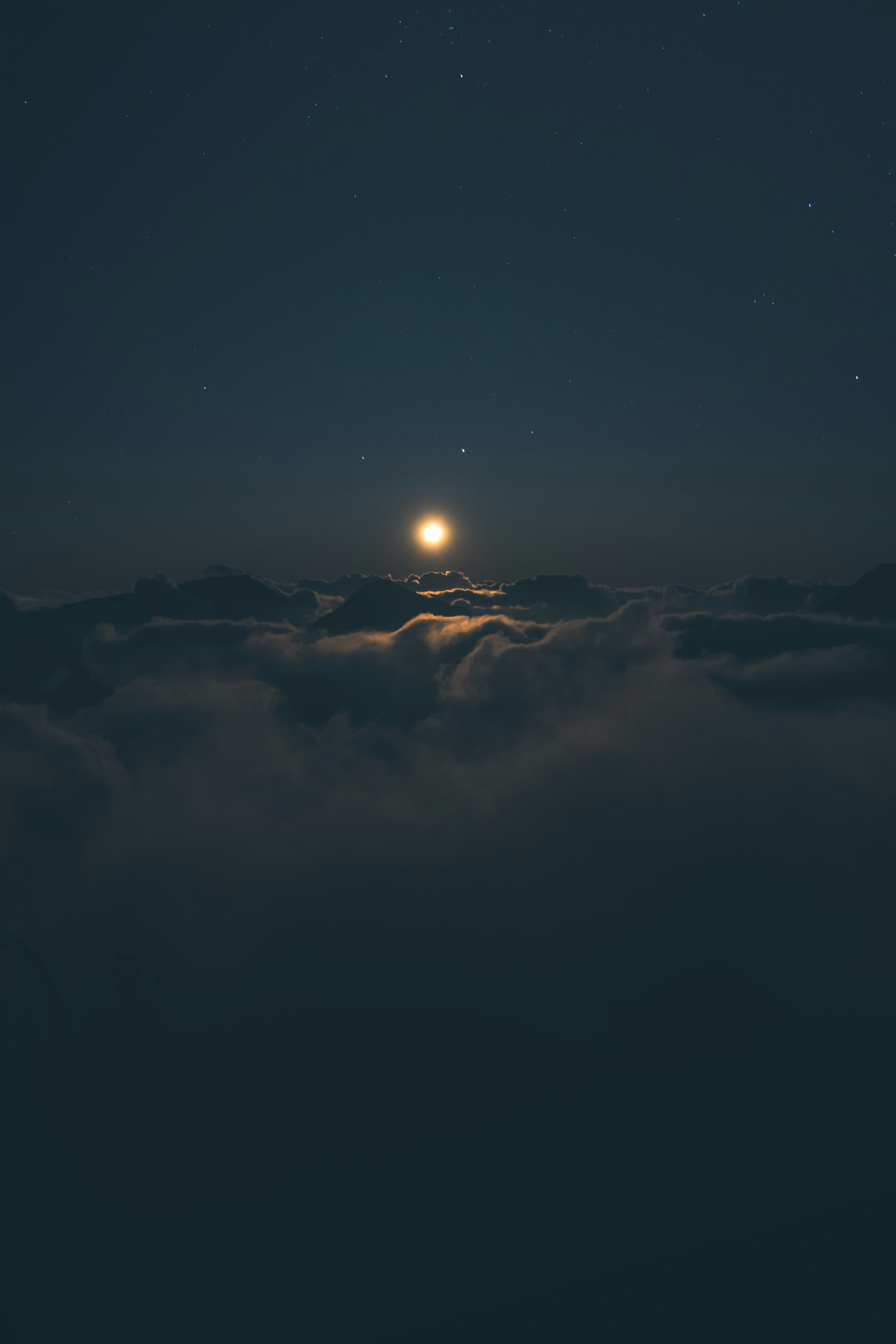 Une vue du soleil au-dessus des nuages