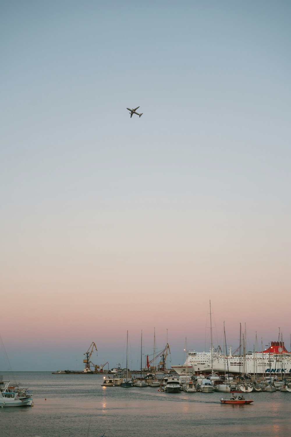 Ein Flugzeug fliegt über einen Hafen