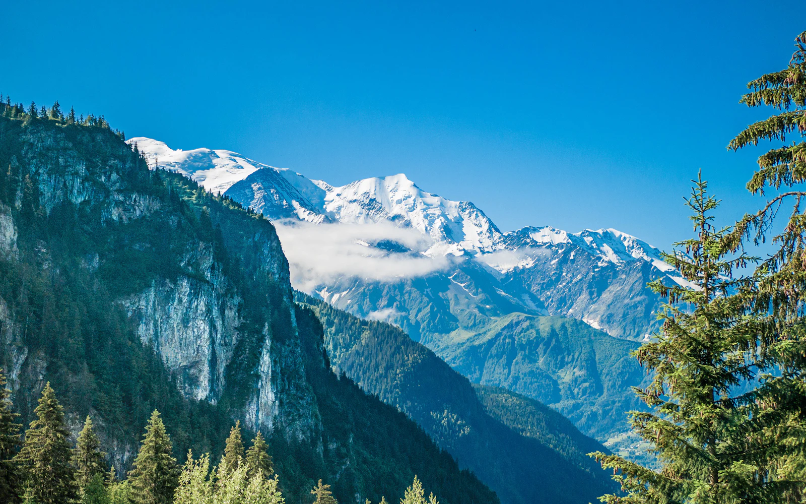 Panorama sur une chaîne de montagnes enneigées (photo d'illustration)