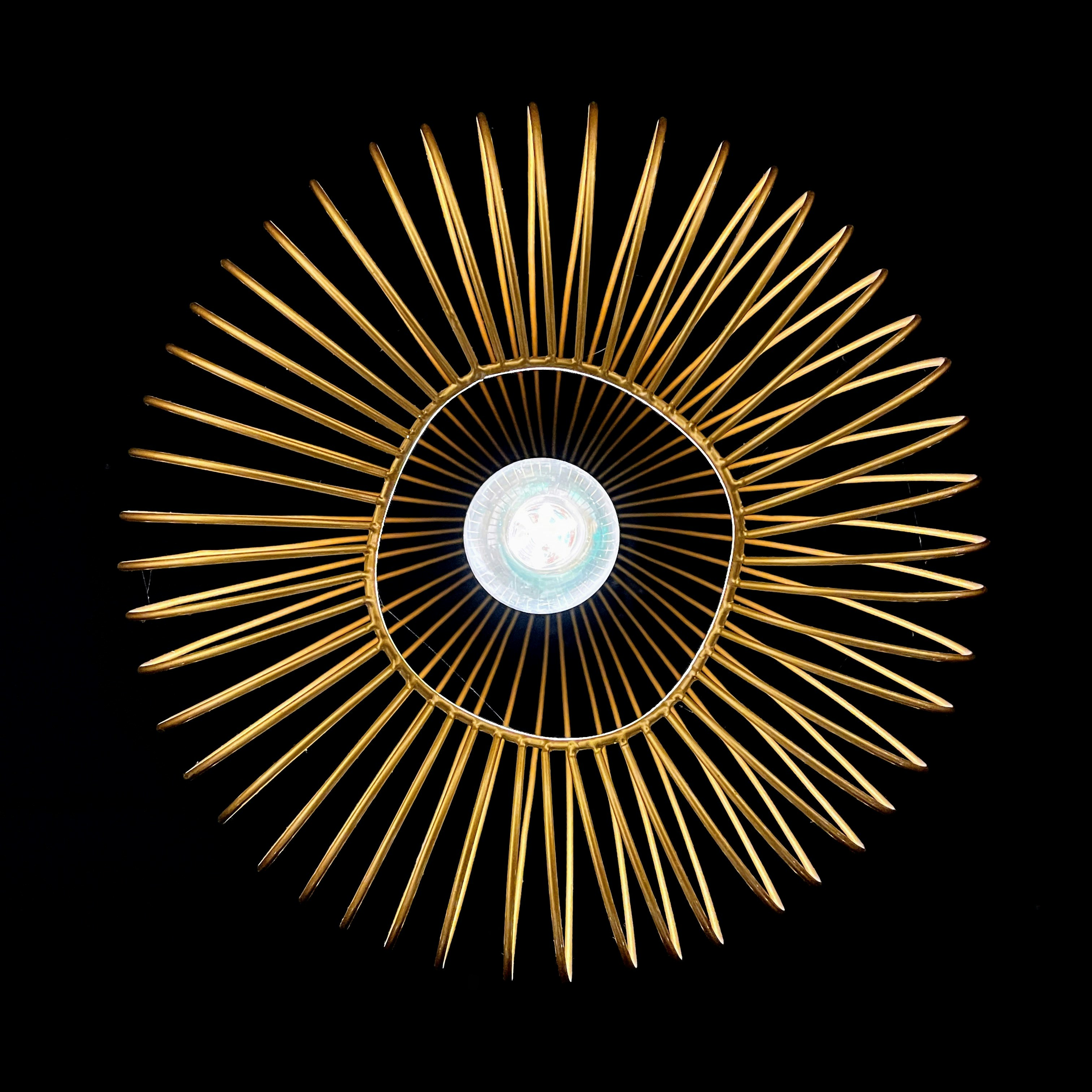 un oggetto circolare con un cerchio nel mezzo