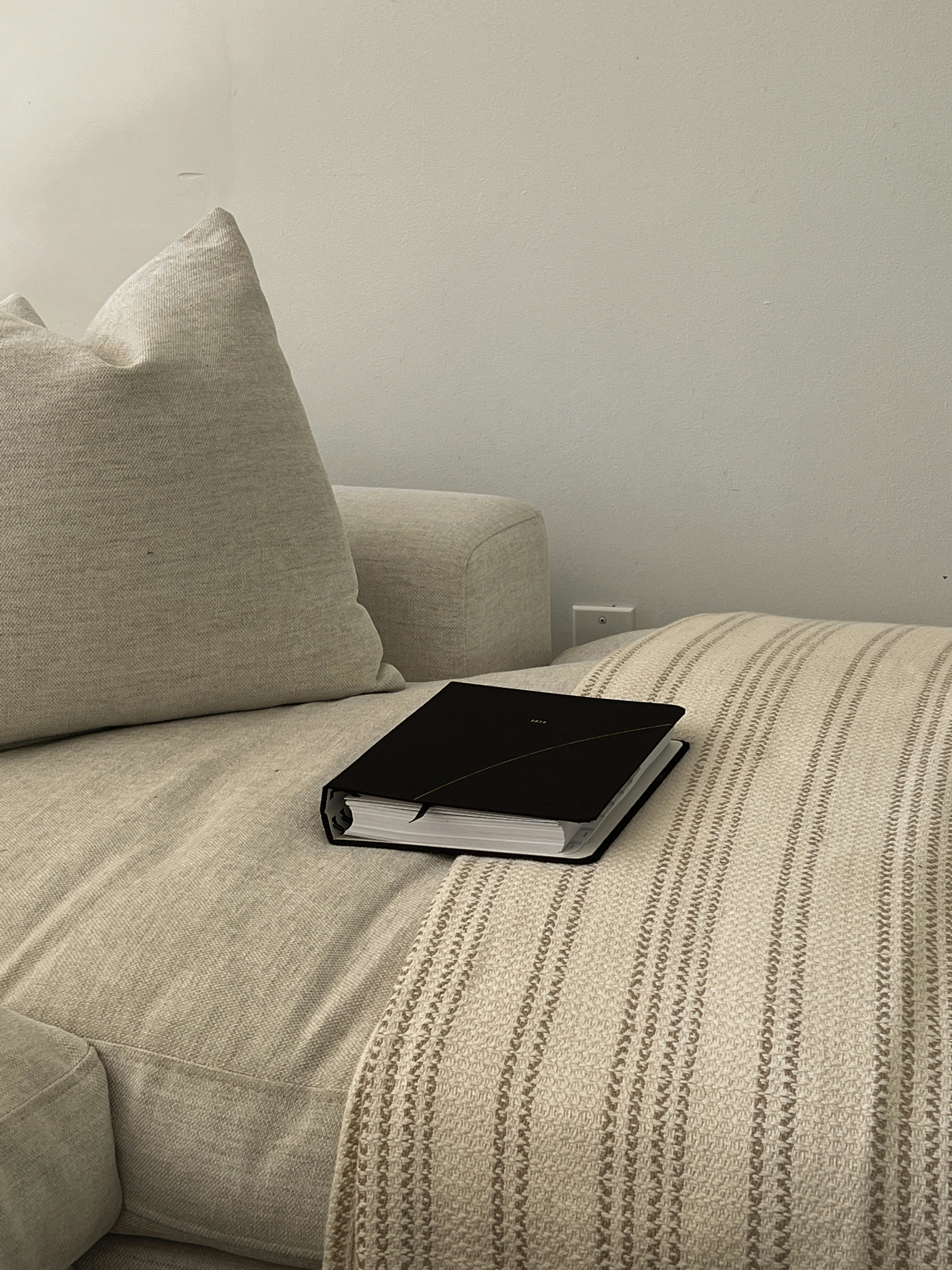 um laptop em uma cama