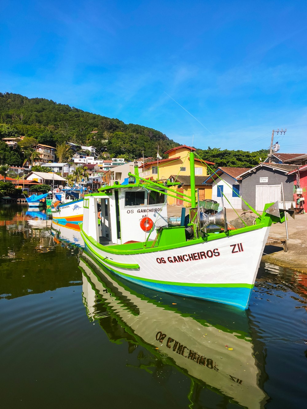 Ein Boot ist auf dem Wasser geparkt