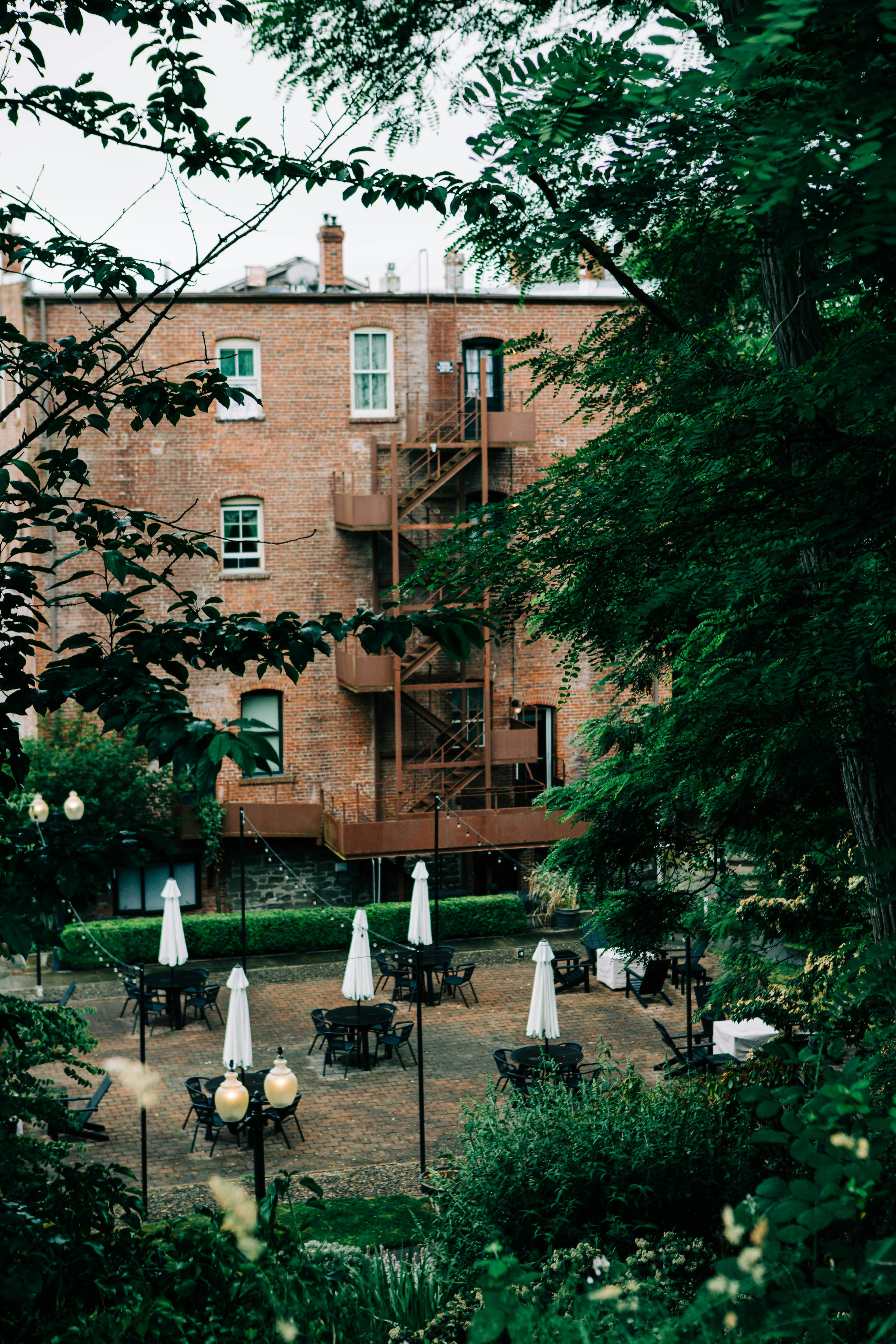 レンガ造りの建物で、その前にテーブルと椅子があります