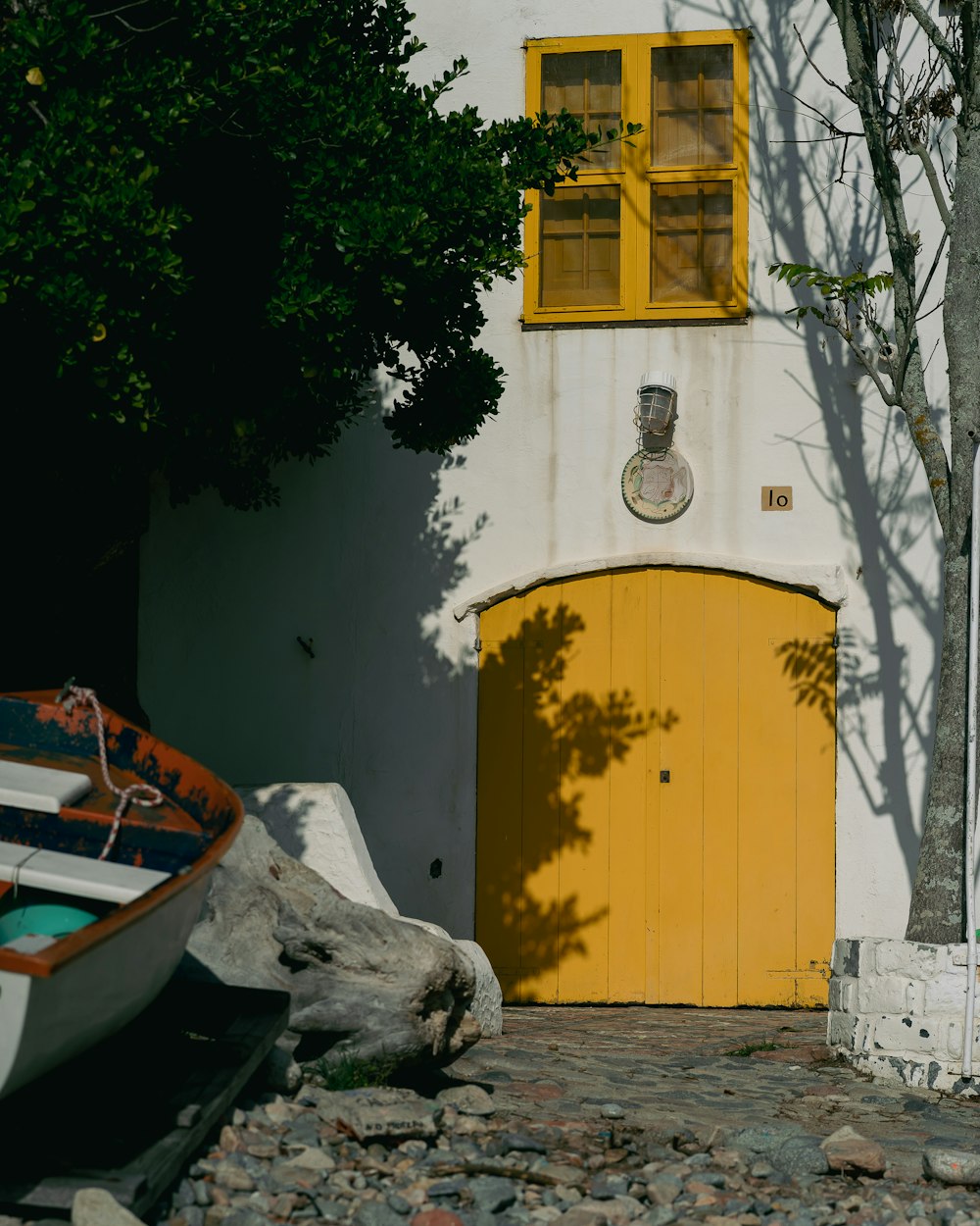 Una puerta amarilla junto a un barco