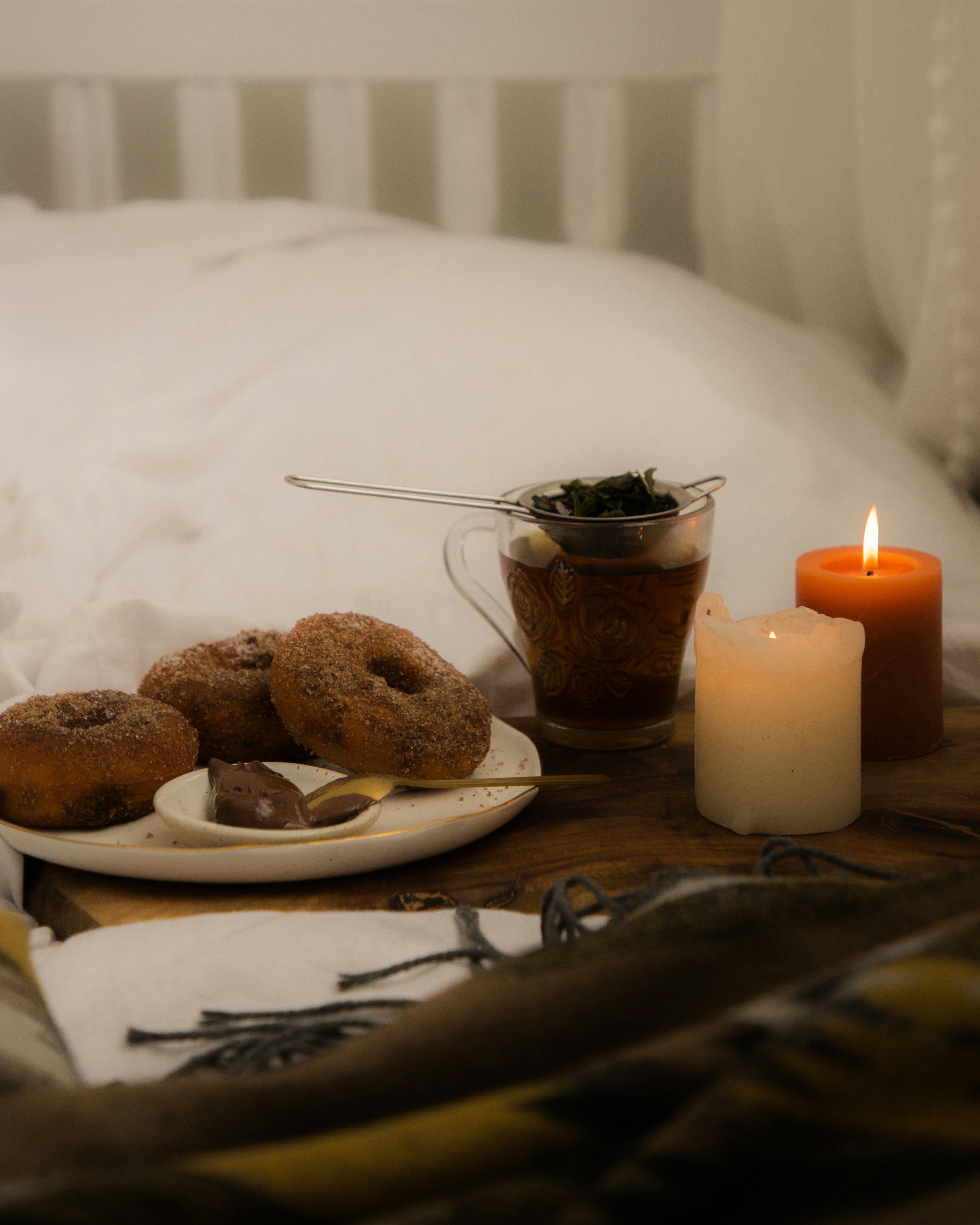 ein Tisch mit Tellern mit Essen und Kerzen