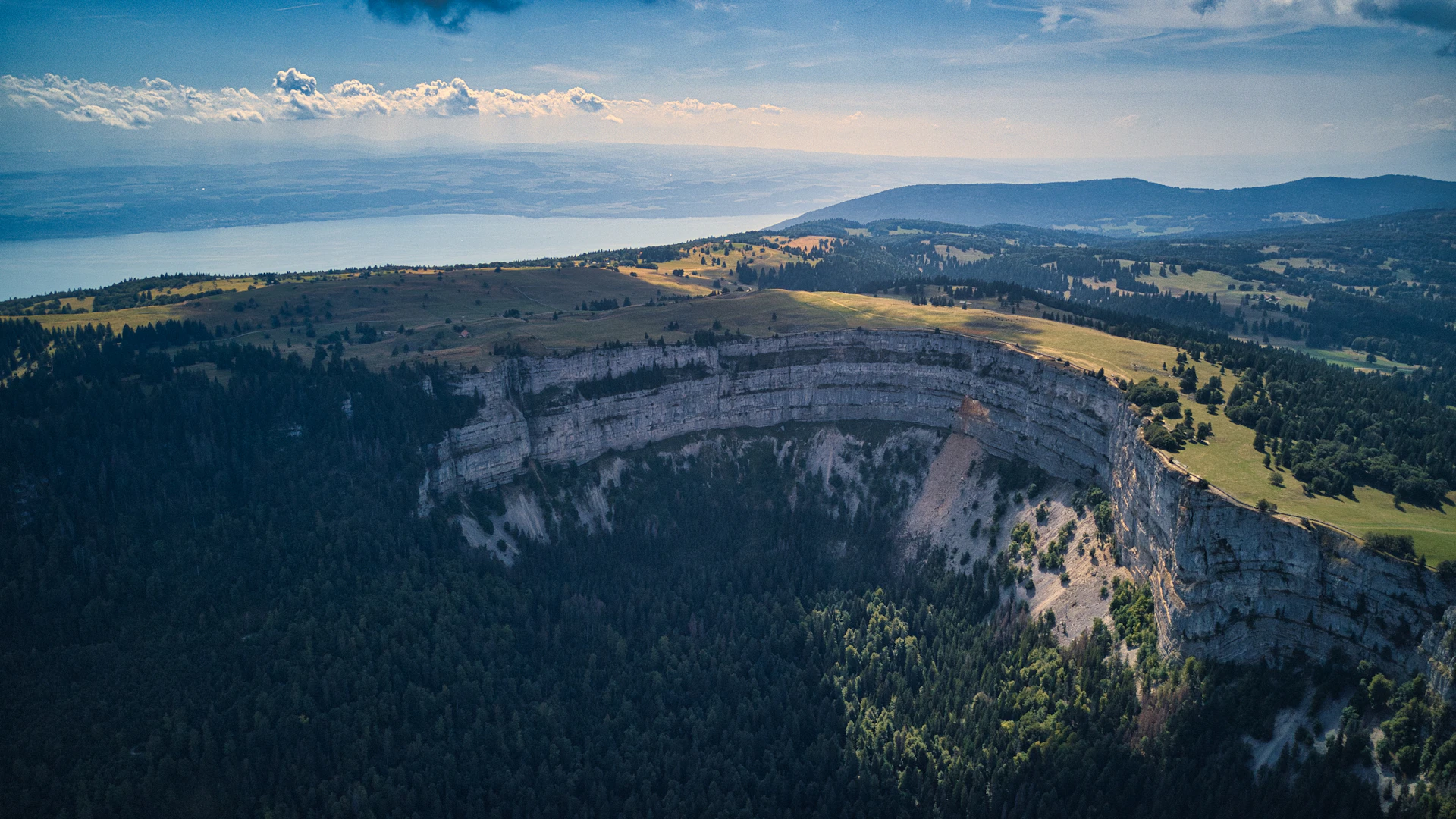 Le Creux du Van — cirque rocheux du Val-de-Travers, canton de Neuchâtel, Suisse — région où PHYTO 5 est fabriqué artisanalement par le Laboratoire Gibro SA