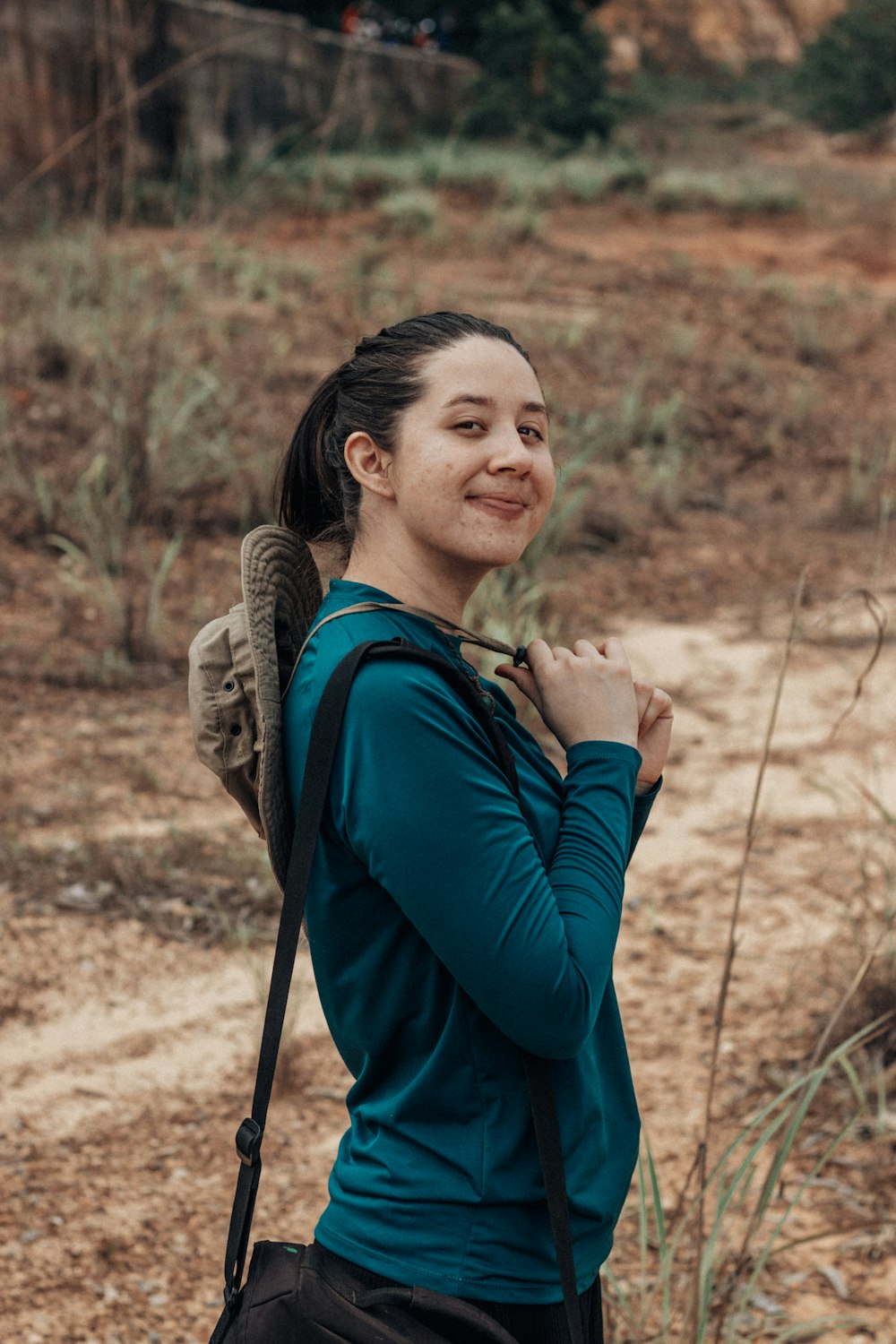 une personne avec un sac à dos