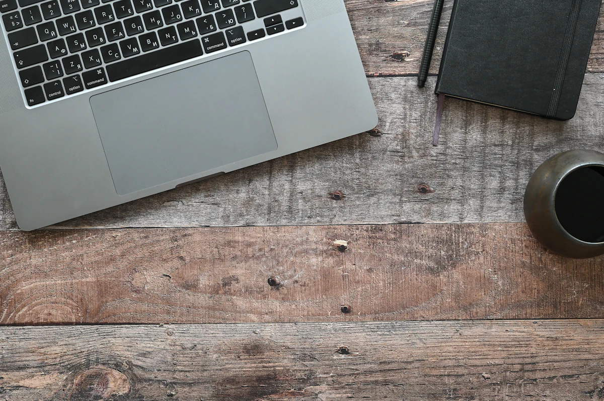 Escritorio con laptop, café y libreta