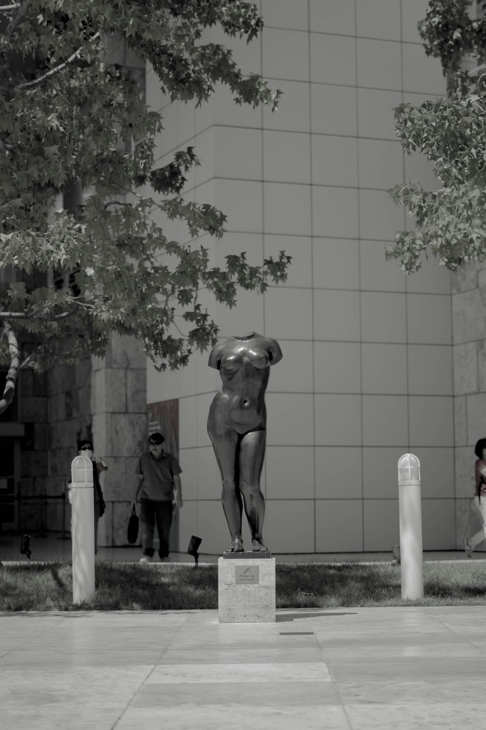 uma estátua de um cão