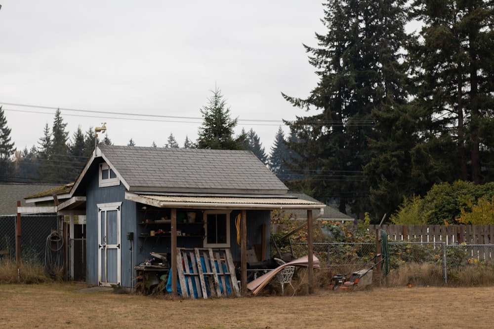 une maison entourée d’une clôture