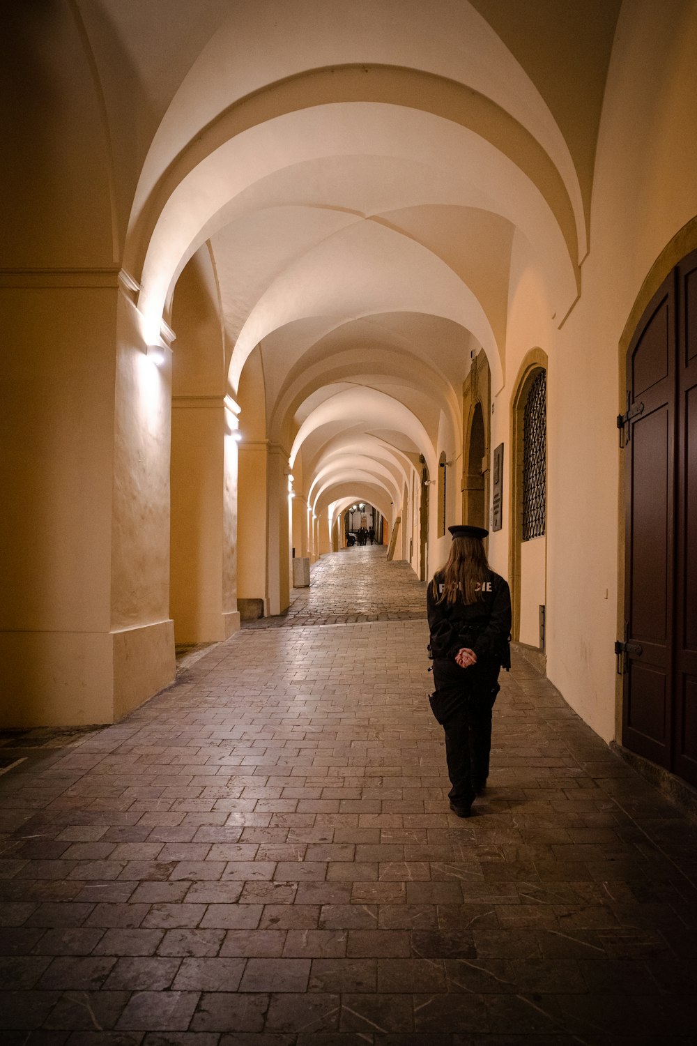 una persona che cammina attraverso un corridoio