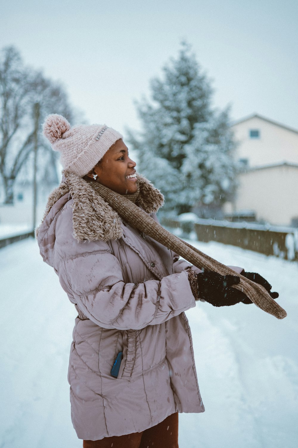 Una mujer sosteniendo un tronco en la nieve