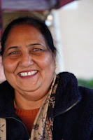 A darbomenas team member assisting a client with a warm, welcoming smile.