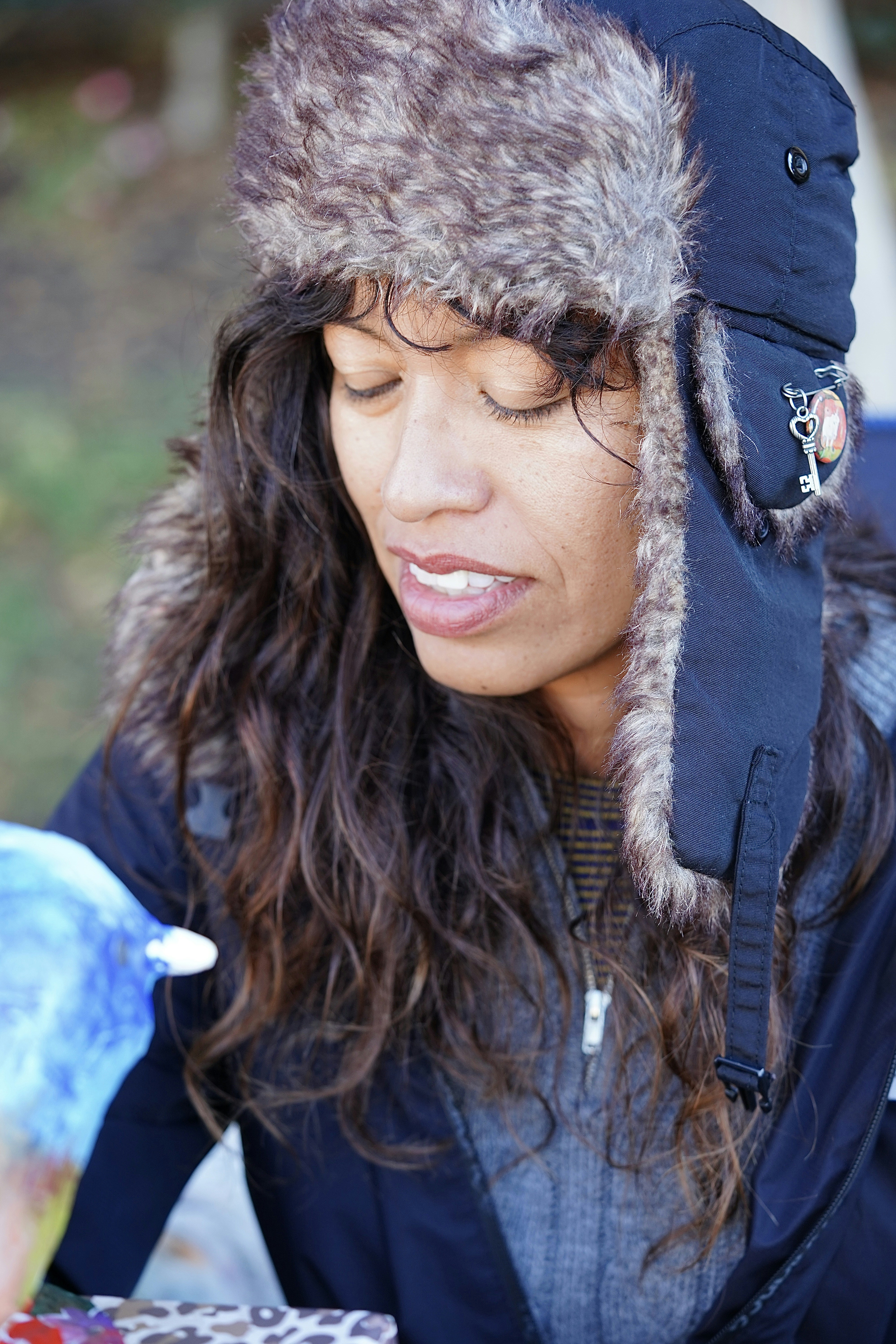 una persona con una felpa con cappuccio
