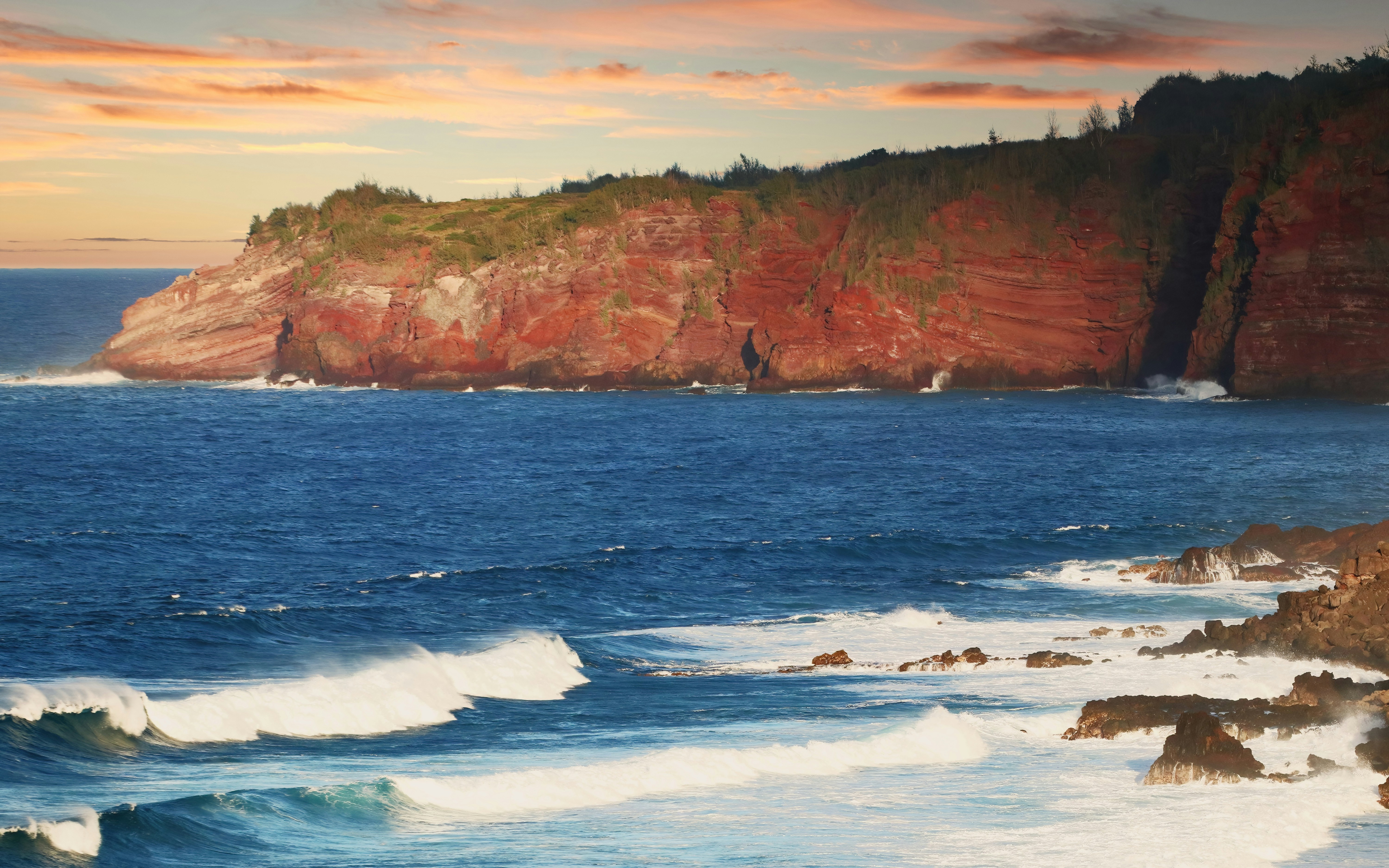 Una scogliera rocciosa vicino all'oceano