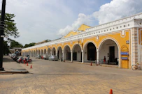 Las Bóvedas with a parking lot