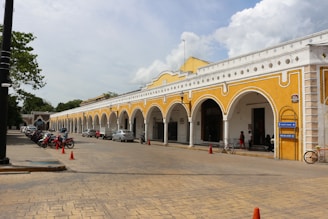 Las Bóvedas with a parking lot