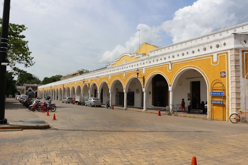Las Bóvedas with a parking lot