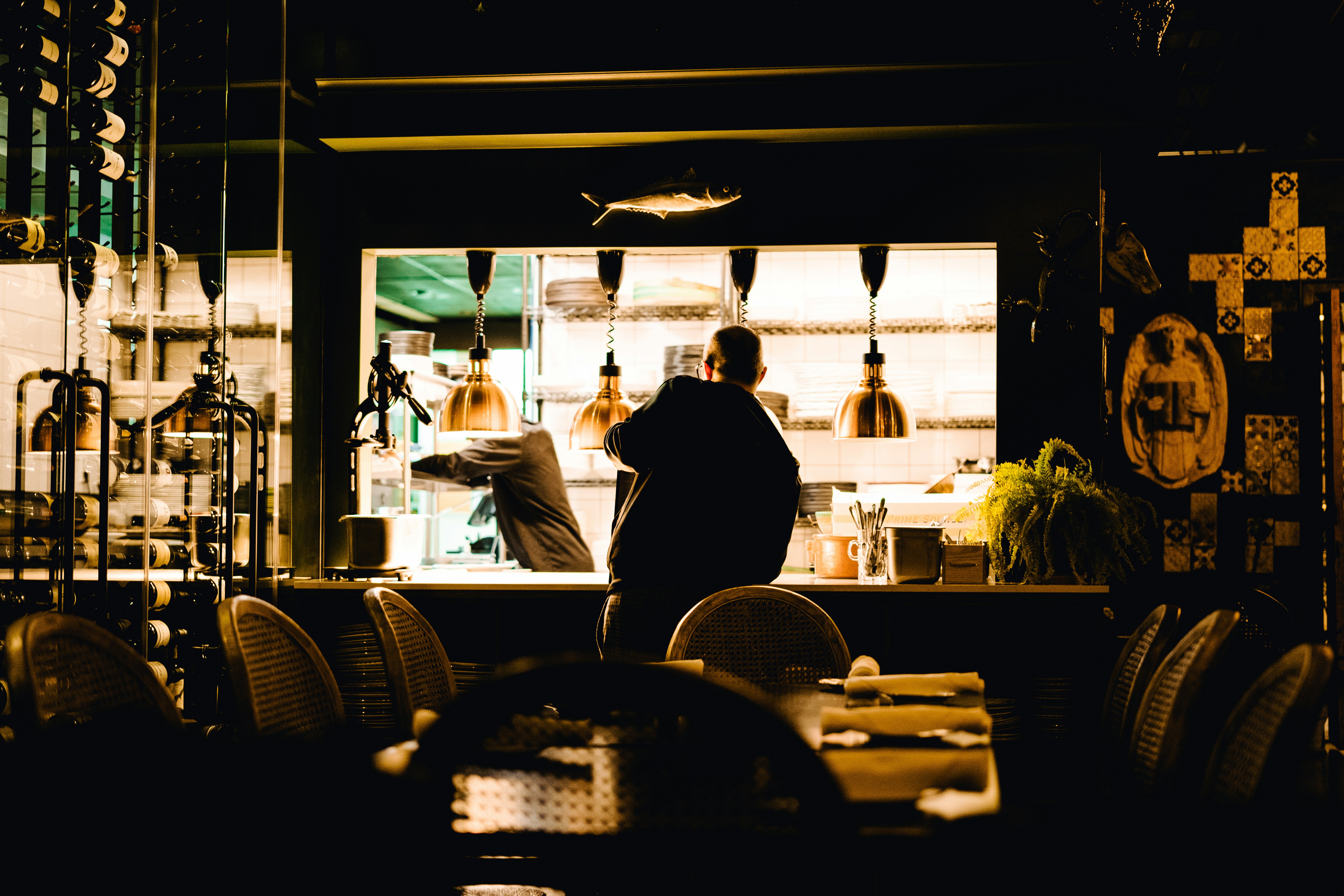 Cuando la ciudad duerme, ellos cocinan: doce horas con los fogones del amanecer
