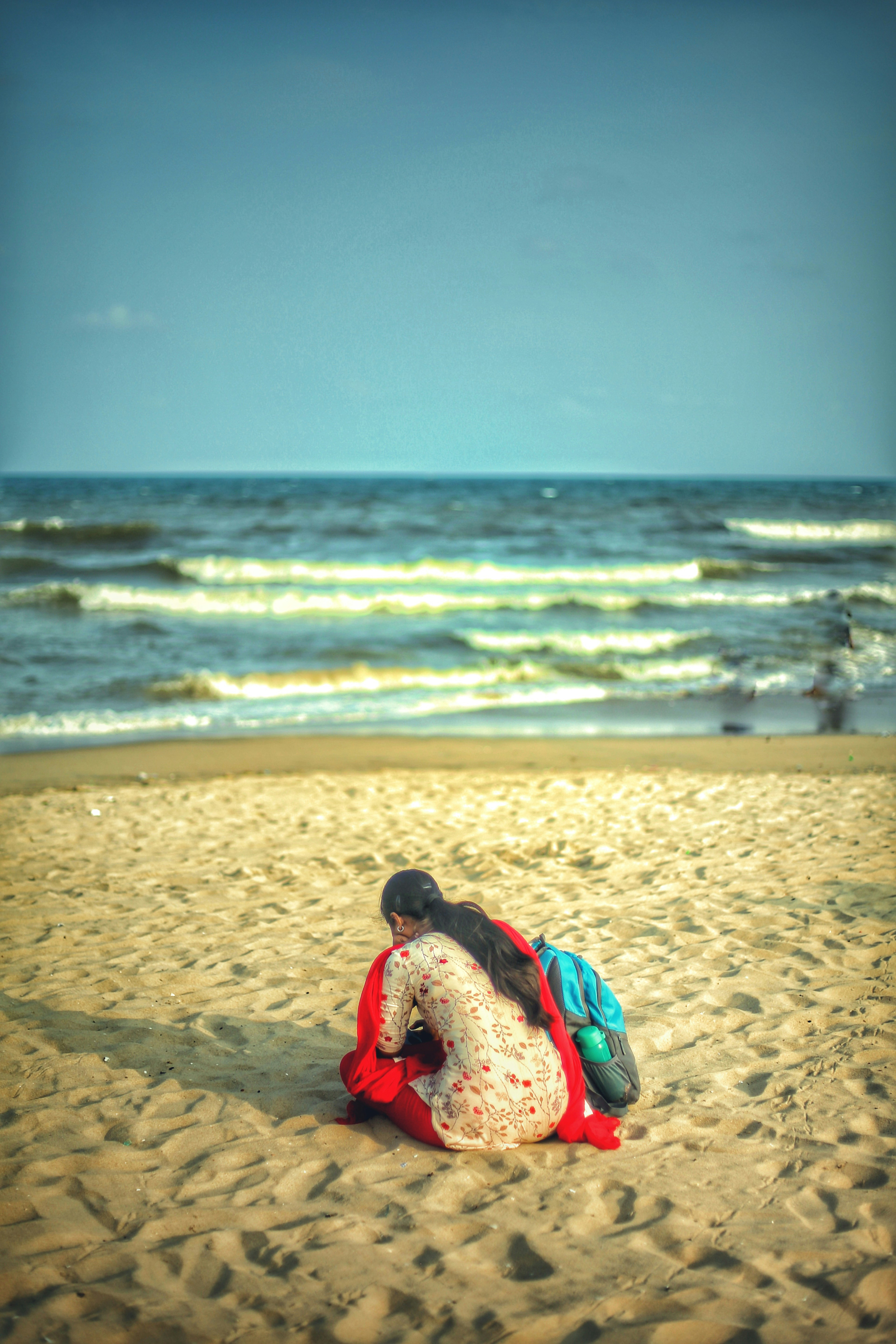 Una persona sentada en una playa