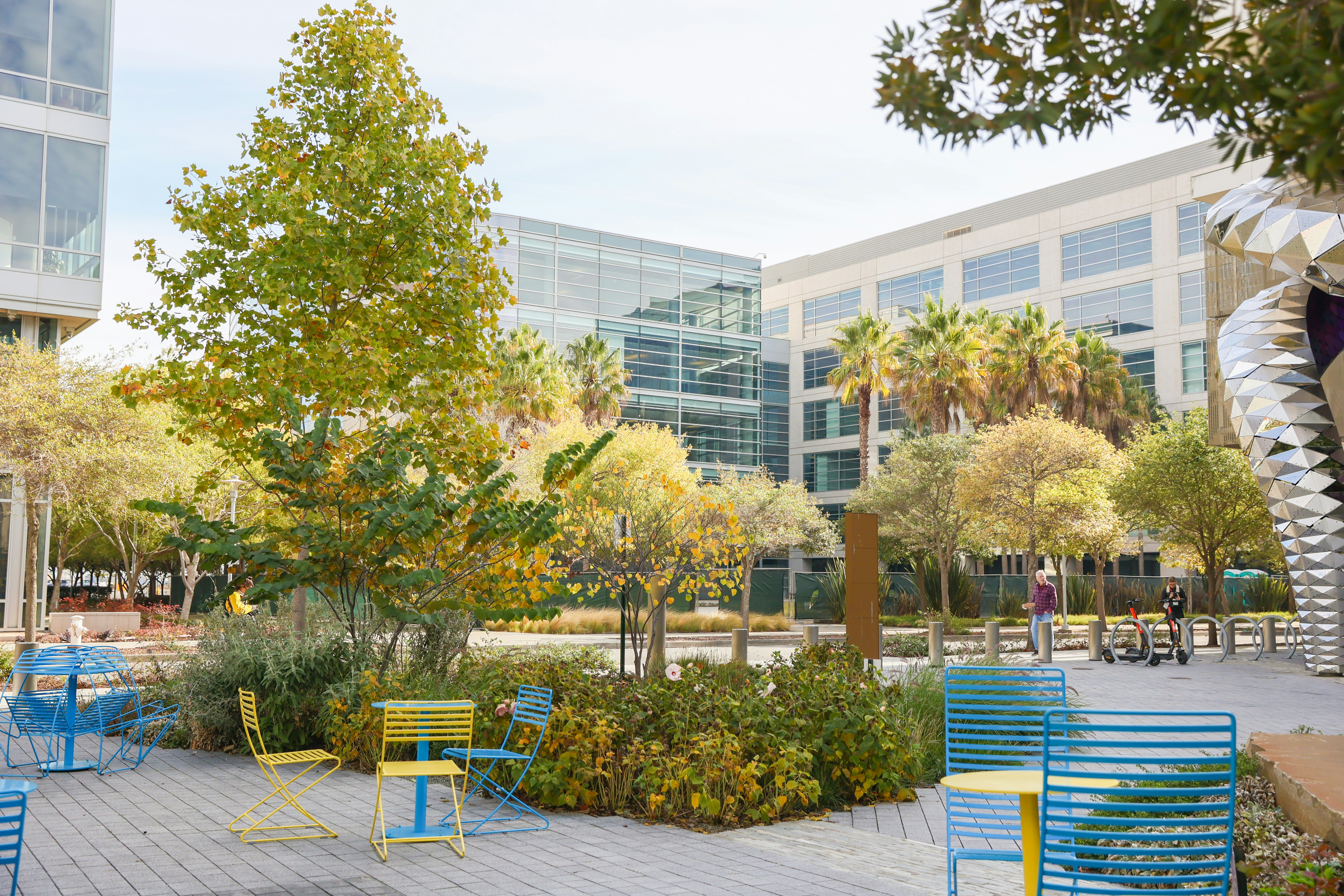 Modelleisenbahn Figuren Set 1:87 - 50 Personen & 8 Bänke Für Bahnhofs Szenen