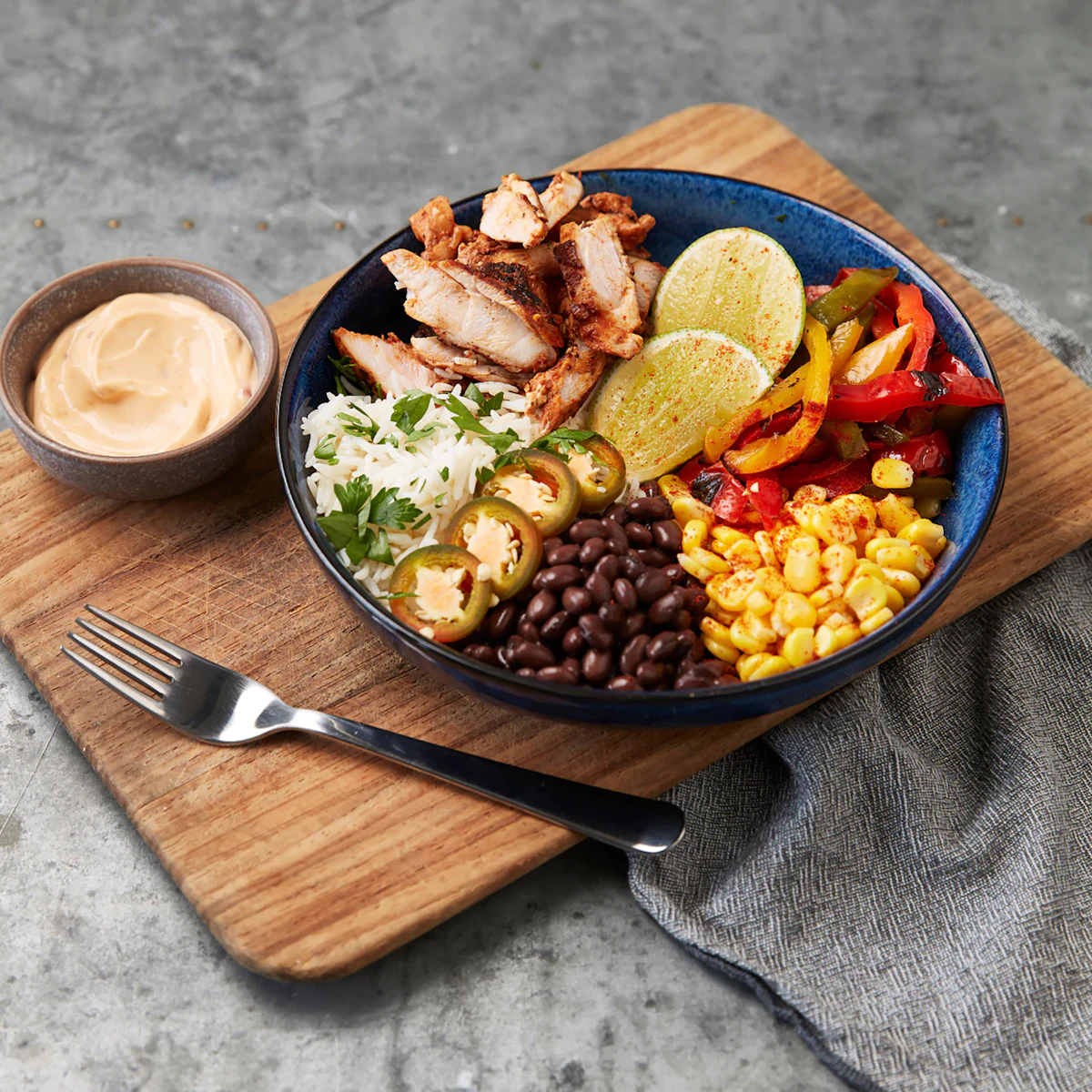 Chicken rice bowl with peppers and lime