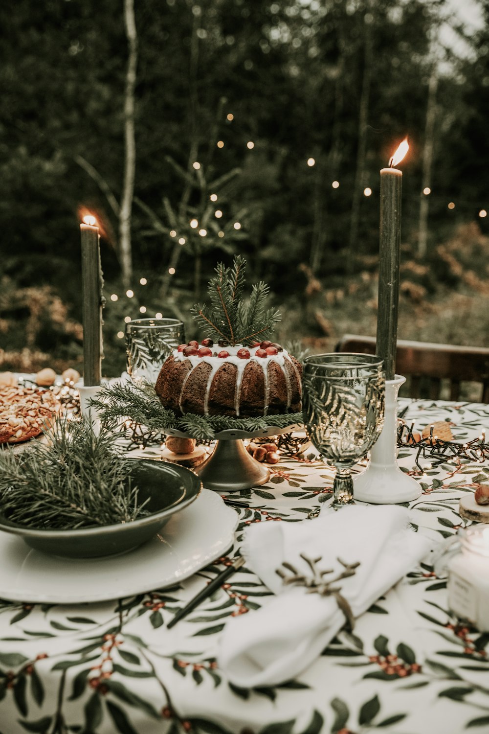 케이크와 양초가있는 테이블