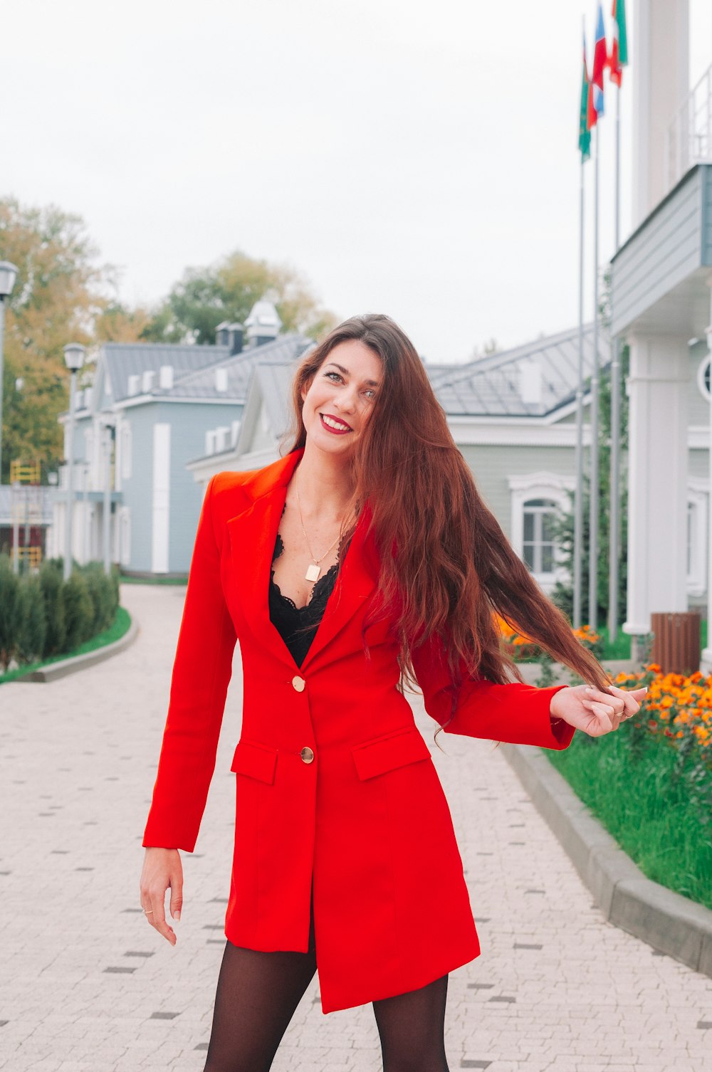 Una mujer con un abrigo rojo