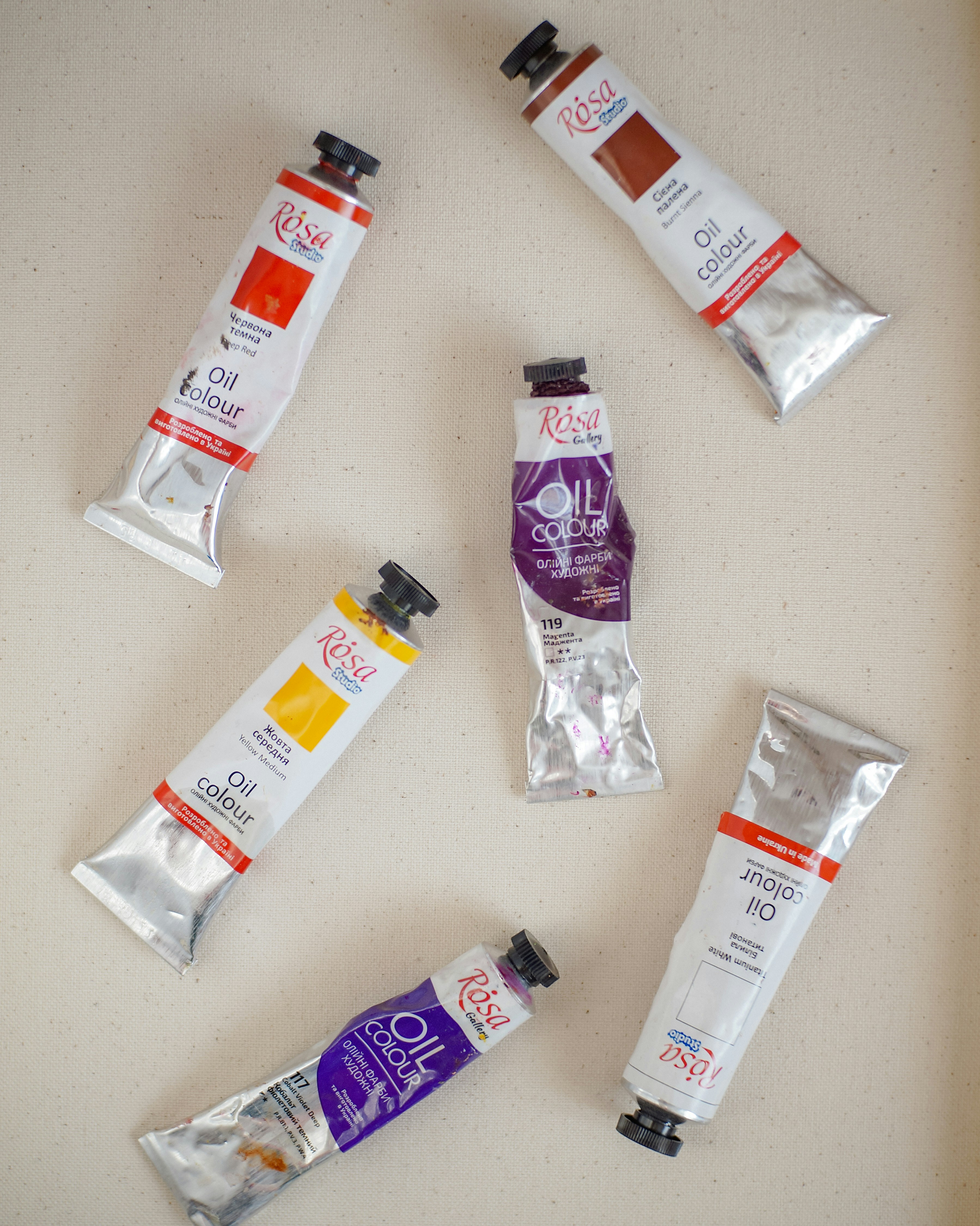 un gruppo di bottiglie di diversi colori