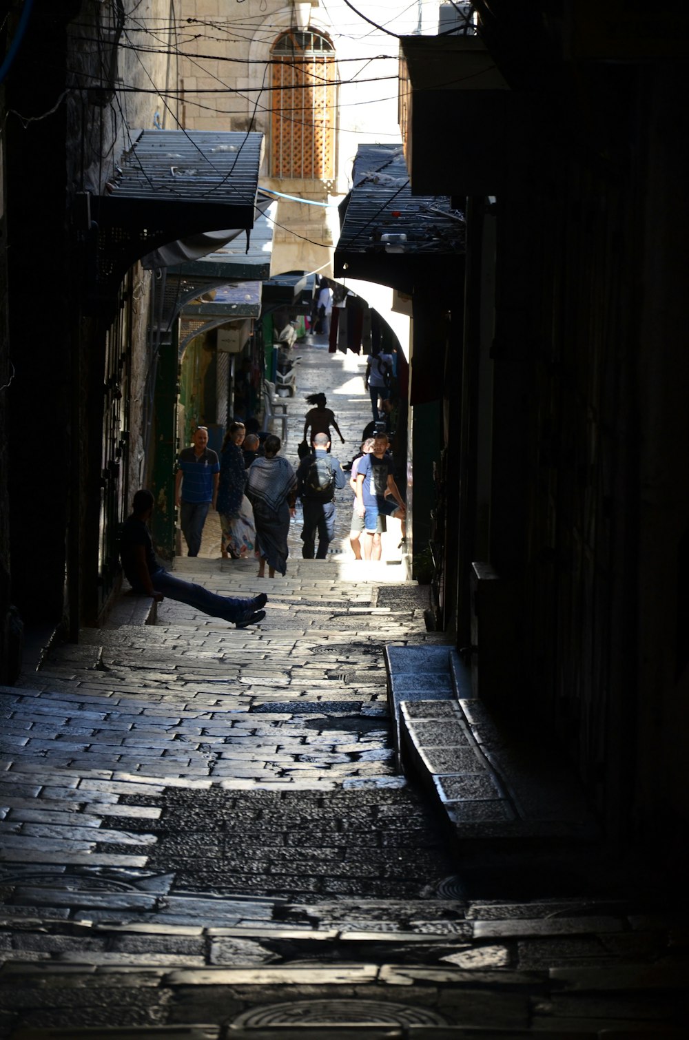 pessoas andando por uma rua