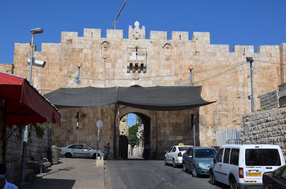 Un edificio de piedra con un arco de piedra