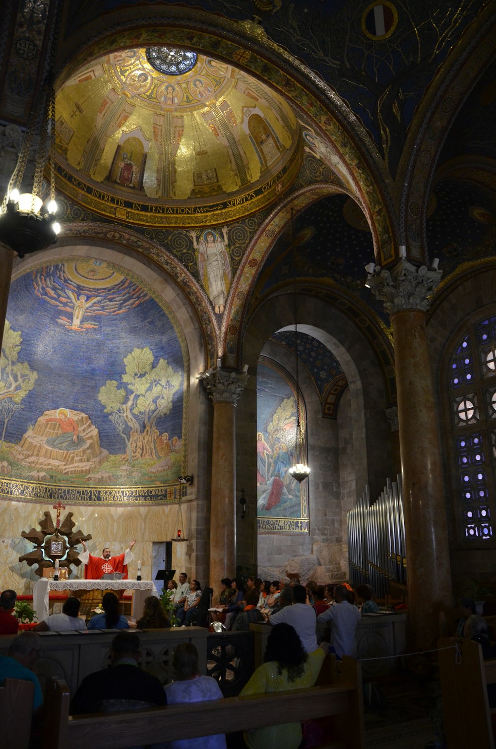 un groupe de personnes dans une église